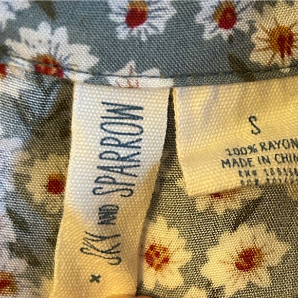 Sky & Sparrow | Ditsy Floral Sage Tie Front Top - Picture 7 of 8